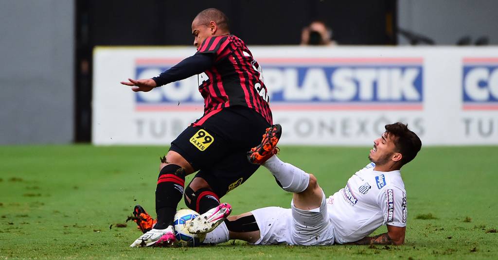 Bem marcado, Walter teve uma atuação apagada pelo Atlético-PR, na Vila (Foto: Sergio Barzaghi/Gazeta Press)