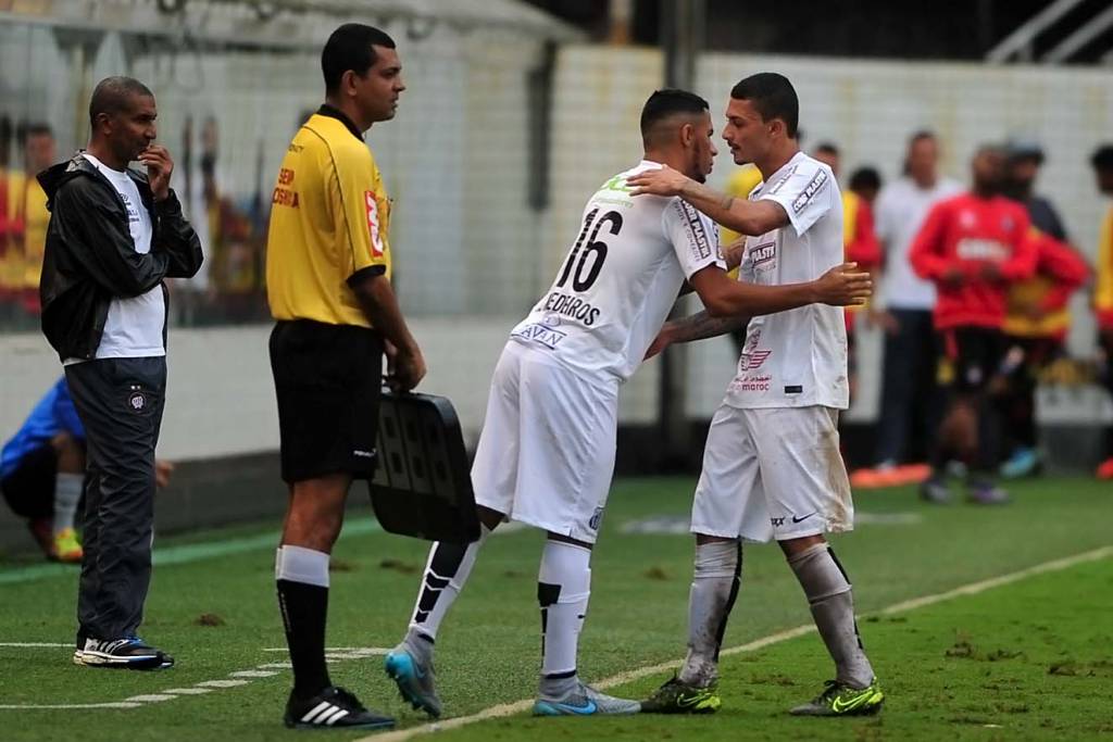 Fernando Medeiros entrou no lugar de Alison e fez sua estreia no time profissional do Santos Foto: Ivan Sorti)