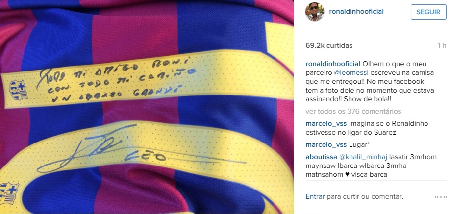Ronaldinho também postou os detalhes da dedicatória do argentino (Foto: Reprodução/Instagram)
