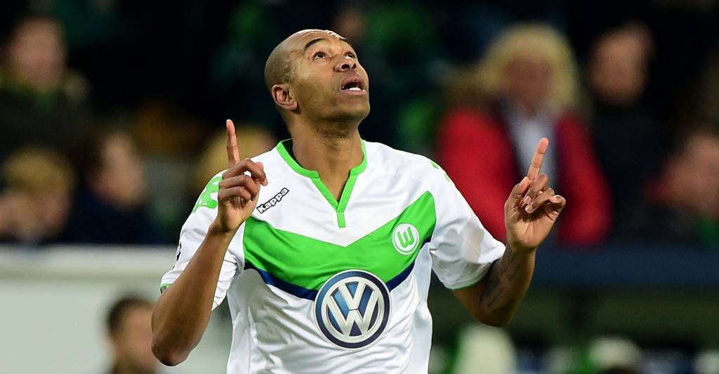 O zagueiro Brasileiro Naldo marcou dois gols na vitória do Wolfsburg sobre o United (Foto: John Macdougall/AFP)