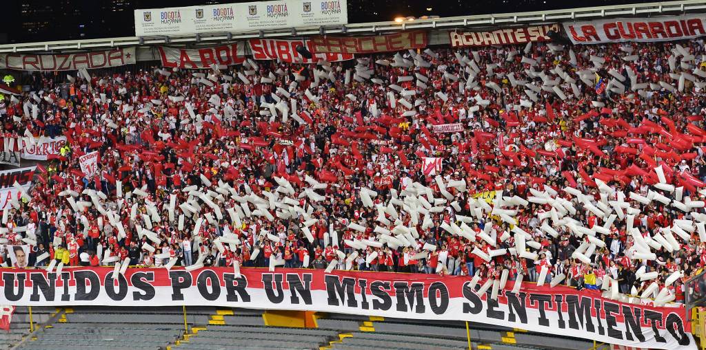 A torcida do Santa Fe pôde fazer a festa com o título após triunfo sobre o Huracán nos pênaltis (foto: Guillermo Muñoz/AFP)