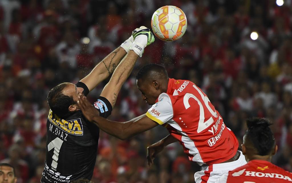 No tempo normal, os finalistas fizeram jogo pegado, mas com pouca criatividade (foto: Luis Acosta/AFP)