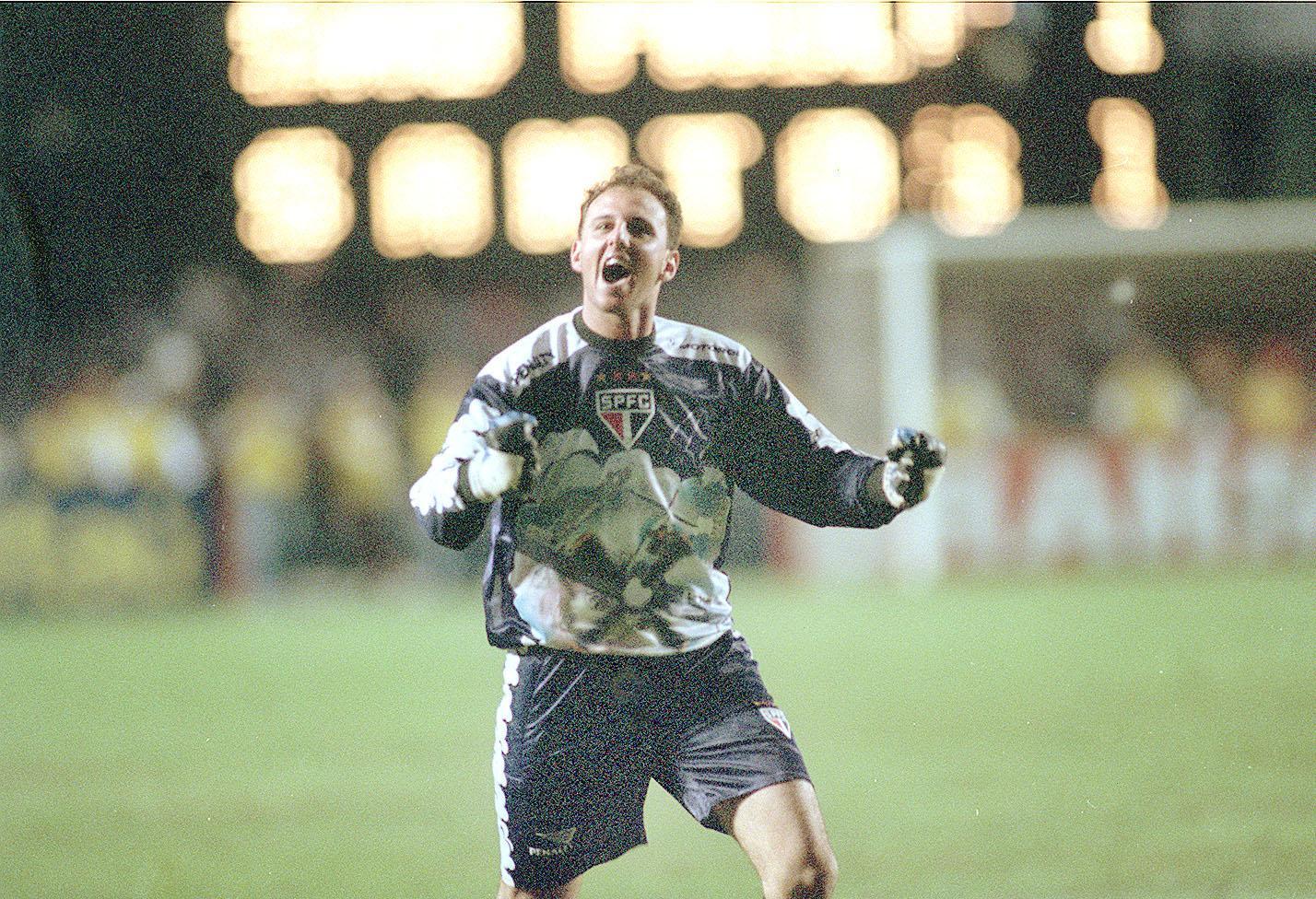 Xodó no Corinthians, Neto inspirou Rogério Ceni ao bater faltas no Tricolor. FUTEBOL - ROGÉRIO CENI - ESPORTES - ACERVO - Rogério Ceni, goleiro do São Paulo, comemora o gol durante partida contra o Santos, válida pela final do Campeonato Paulista de 2000 - Estádio Cícero Pompeu de Toledo(Morumbi) - São Paulo - SP - Brasil - 18-06-2000 - Foto: Acervo/Gazeta Press