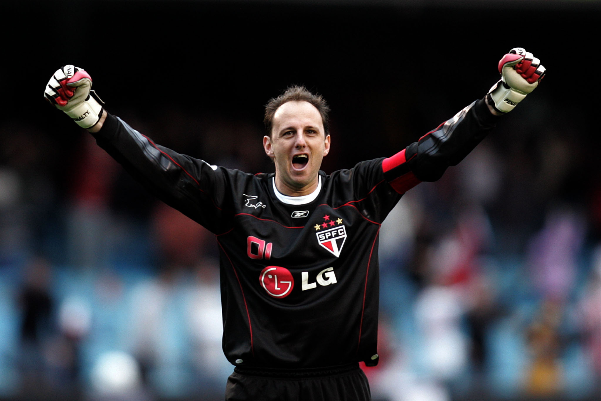 Raí compara Ceni a Ayrton Senna e lembra que início não impressionava. CAMPEONATO BRASILEIRO SÉRIE A - FUTEBOL - ESPORTES - SÃO PAULO X FLAMENGO - Rogério Ceni, comemora o segundo gol do São Paulo na partida válida pela vigésima-quinta rodada do Campeonato Brasileiro da Série-A - Estádio Cicero Pompeu de Toledo (Morumbi) - São Paulo (SP) - Brasil - 14/09/2008 - Foto: Djalma Vassão/Gazeta Press
