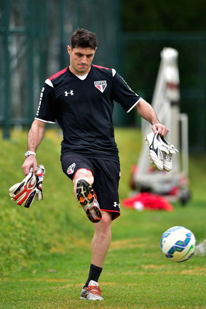 Denis arriscou uma falta ao substituir Rogério Ceni no Brasileiro (Foto: Fernando Dantas/Gazeta Press)