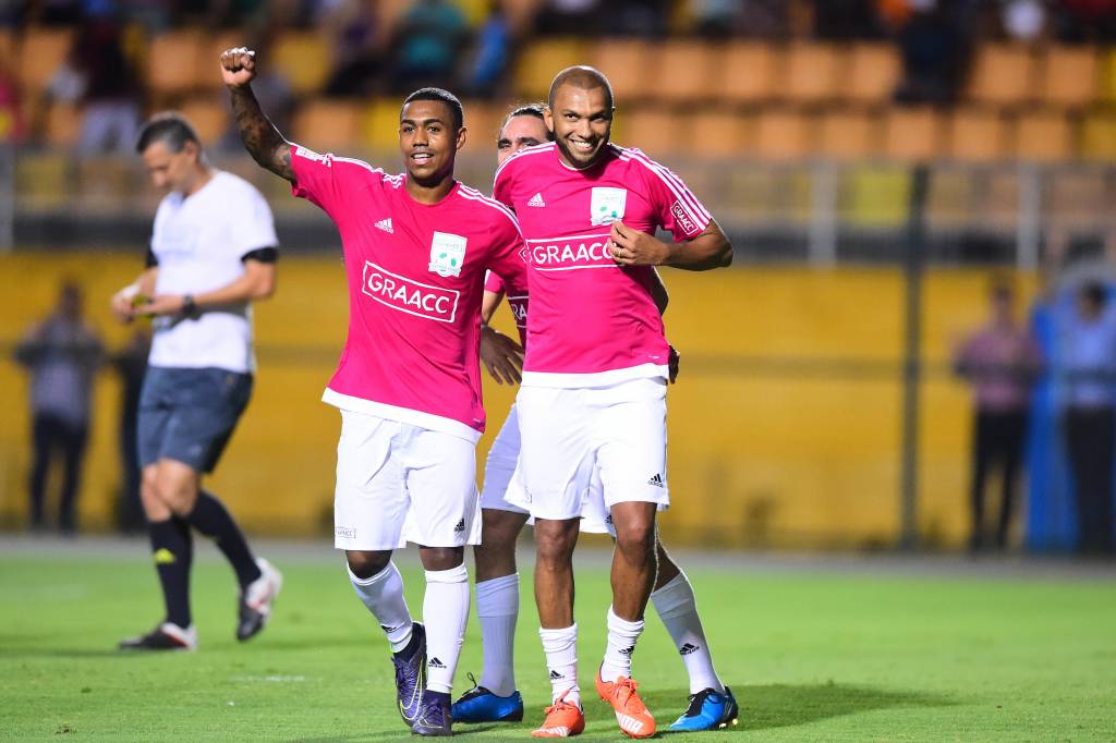 Malcom e Amoroso guiaram o triunfo do time rosa no jogo solidário desta quinta-feira (foto: Sergio Barzaghi/Gazeta Press)