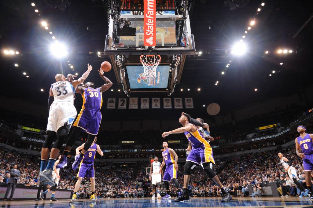 Lance livre desperdiçado por Randle no último minuto custou vitória dos Lakers na prorrogação (foto: Andrew Bernstein/AFP)