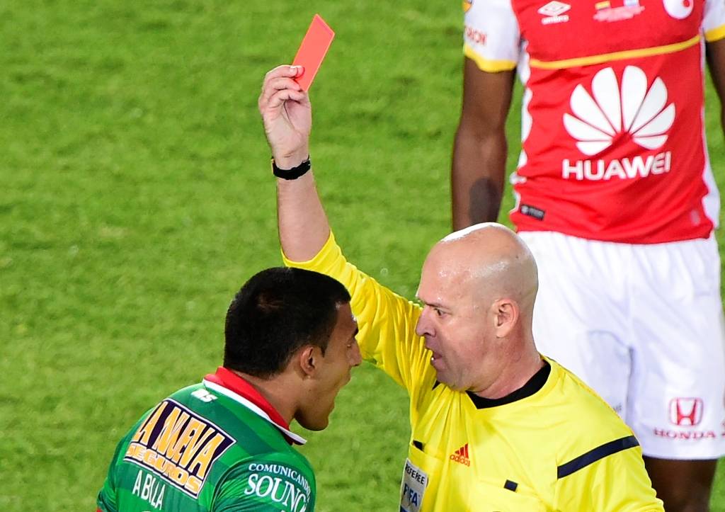 Destaque do Huracán, o centroavante Ábila foi expulso na provocação por socar adversário (foto: Guillermo Muñoz/AFP)