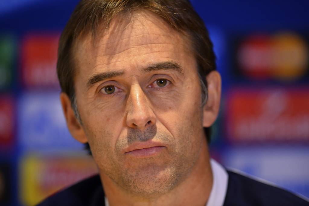 Após a eliminação, o técnico Julen Lopetegui precisa de uma vitória para se firmar no cargo (Foto: Glyn Kirk/AFP)
