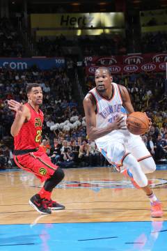 Durant foi decisivo no triunfo do Thunder sobre os Hawks (foto: Layne Murdoch/AFP)