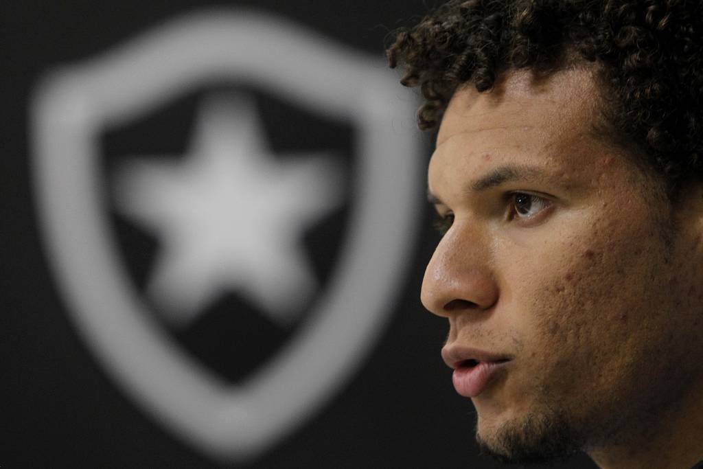Liberado do Botafogo pela Justiça, Willian Arão continua sendo notícia no clube (foto: Vitor Silva/SS Press)