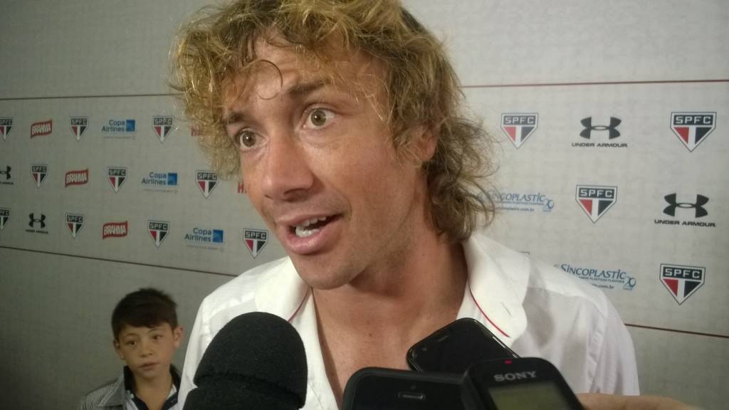O uruguaio Diego Lugano evitou as perguntas sobre sua provável vinda para o São Paulo em 2016 (Foto: Edoardo Ghirotto/Gazeta Press)