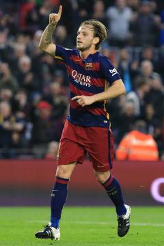 FC Barcelona's Croatian midfielder Ivan Rakitic (R) celebrates a goal during the Spanish league football match FC Barcelona vs Deportivo de La Coruna at the Camp Nou stadium in Barcelona on December 12, 2015. AFP PHOTO/ PAU BARRENA / AFP / PAU BARRENA