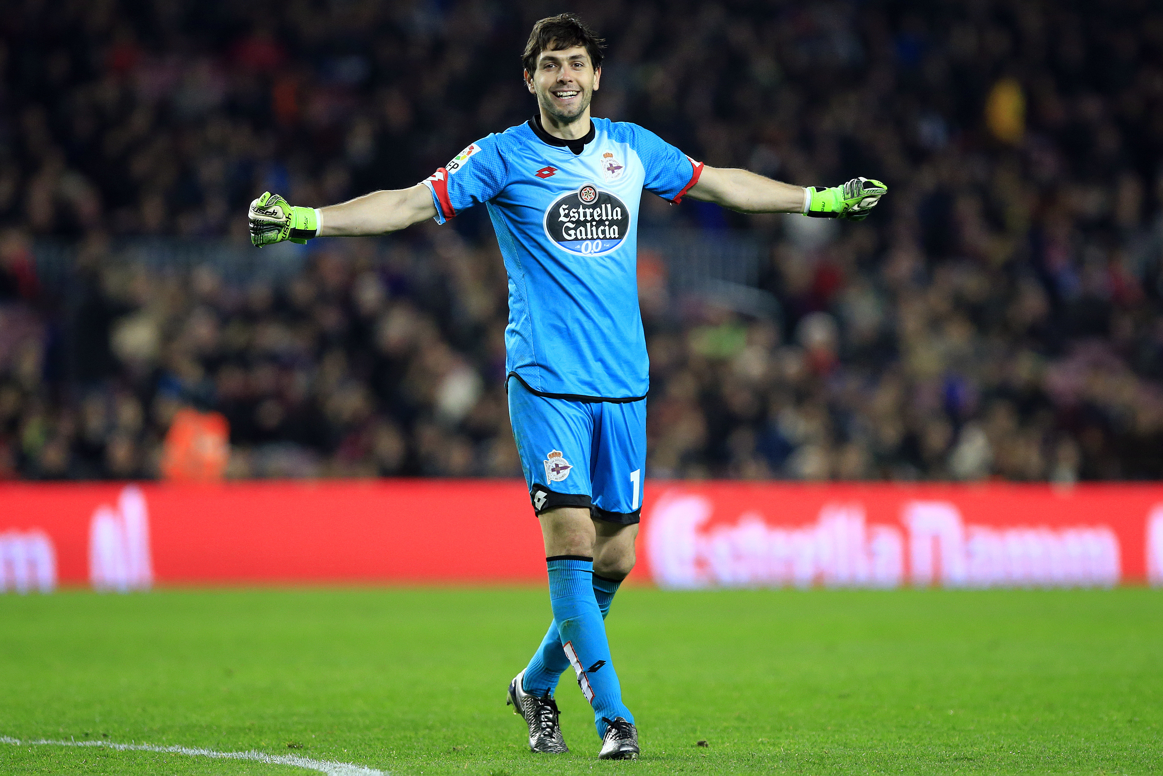 Deportivo de La Coruna's Argentinian goalkeeper German Lux smiles as he celebrates Deportivo La Coruna's midfielder Alex's goal during the Spanish league football match FC Barcelona vs RC Deportivo La Coruna at the Camp Nou stadium in Barcelona on December 12, 2015. AFP PHOTO / PAU BARRENA / AFP / PAU BARRENA