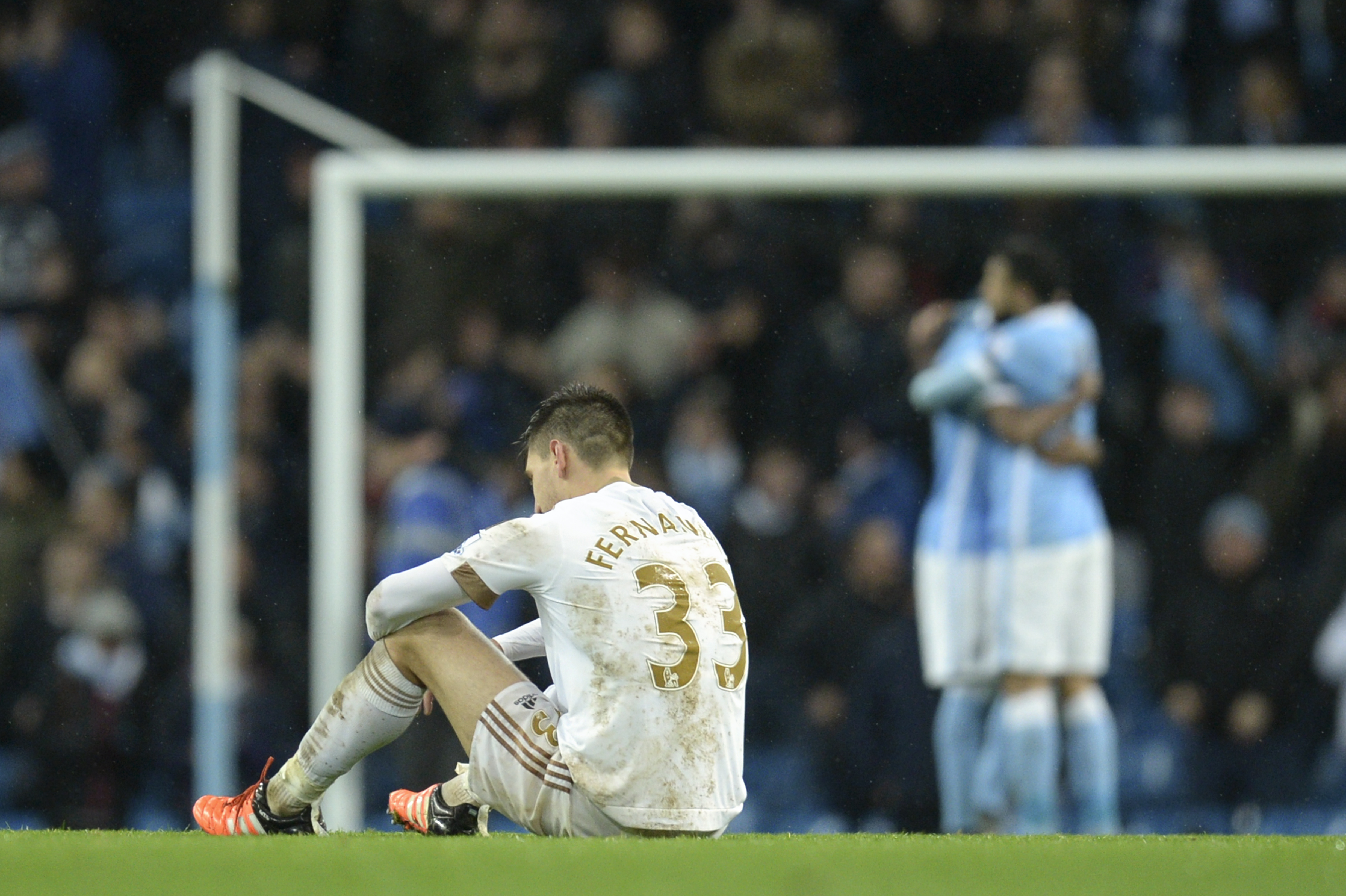 Swansea City's Argentinian defender Federico Fernandez (L) reacts at the end of the English Premier League football match between Manchester City and Swansea City at the Etihad Stadium in Manchester, north west England, on December 12, 2015. AFP PHOTO / OLI SCARFF RESTRICTED TO EDITORIAL USE. No use with unauthorized audio, video, data, fixture lists, club/league logos or 'live' services. Online in-match use limited to 75 images, no video emulation. No use in betting, games or single club/league/player publications. / AFP / OLI SCARFF