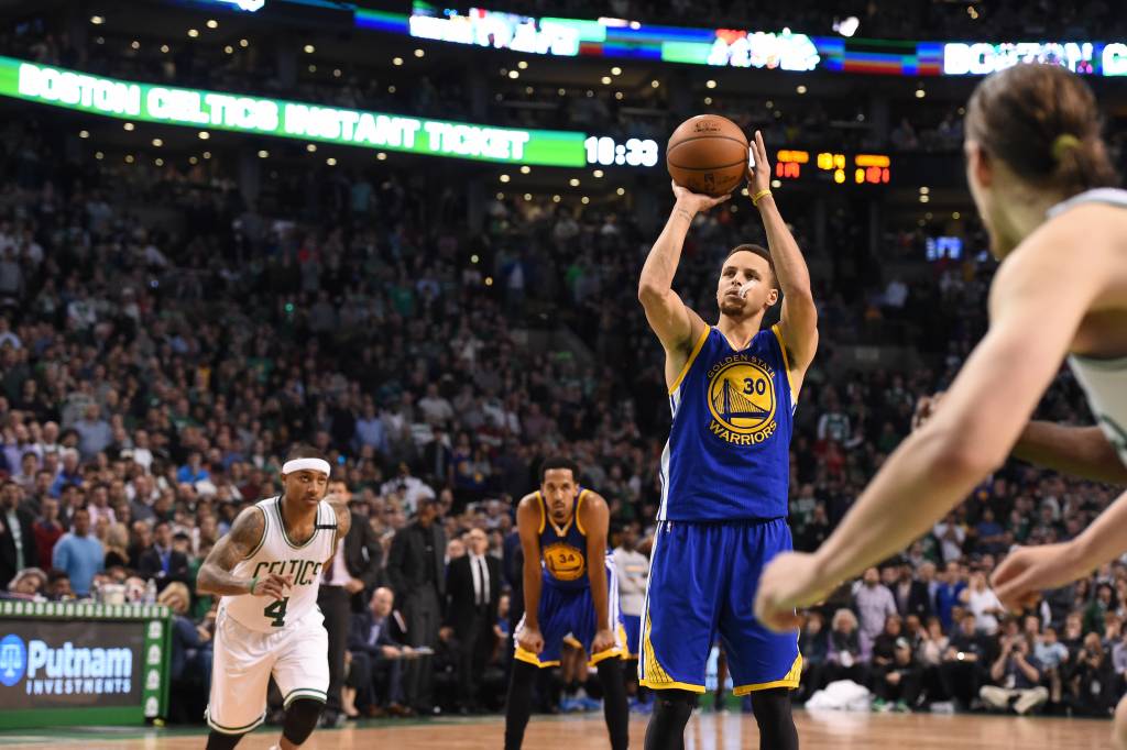 Stephen Curry fez 38 pontos contra os Celtics na última sexta (Foto: Brian Babineau/AFP)