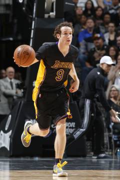 Marcelo Huertas atuou em derrota dos Lakers para os Spurs (Foto: Chris Covatta/AFP)