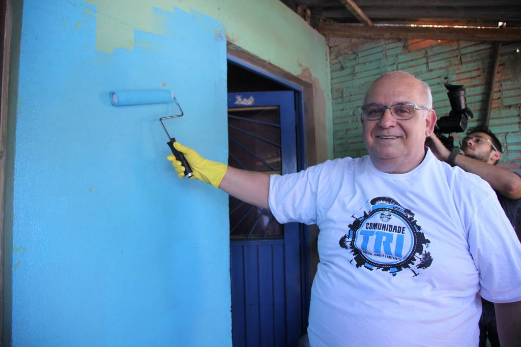 Presidente do Grêmio participou do mutirão de pintura do projeto Comunidade Tri (Foto: Jessica Maldonado/Grêmio)