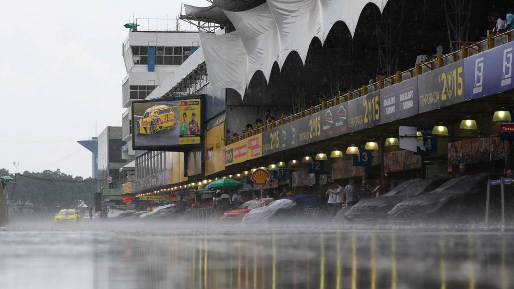 A chuva atrapalhou alguns pilotos durante o treino classificatório deste sábado (Foto: Divulgação)