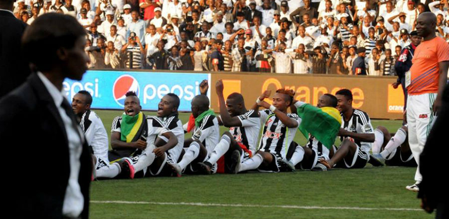 A comemoração do goleiro Kidiaba é uma das marcas do Mazembe (Foto: Divulgação)