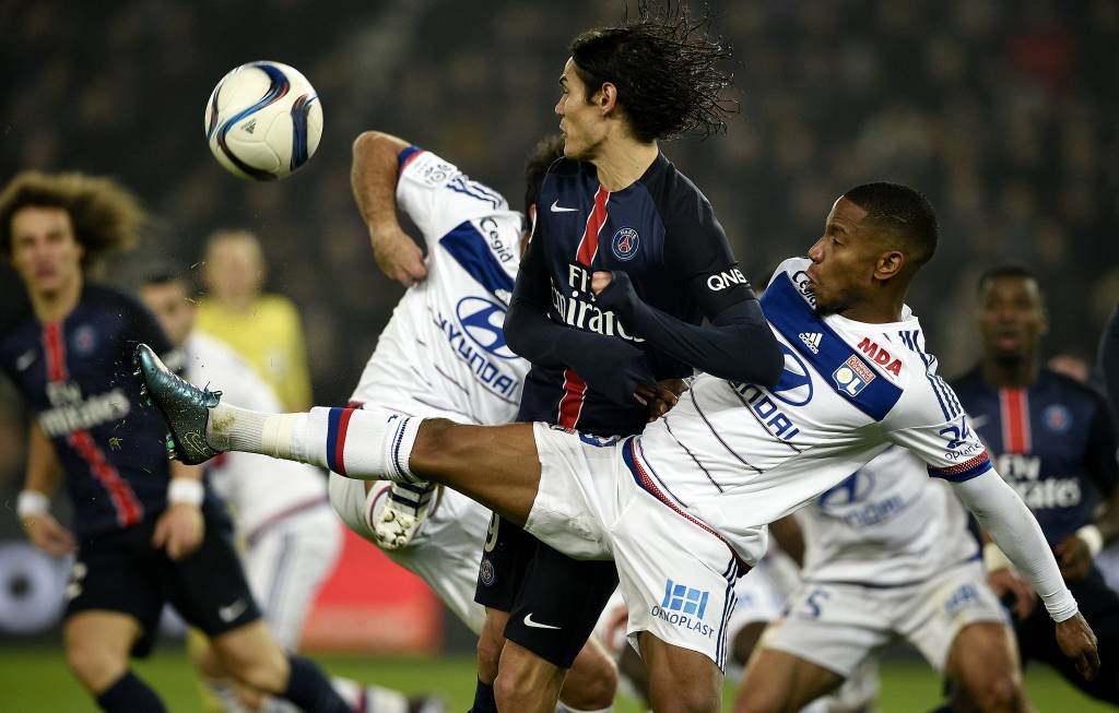 Cavani também teve participação importante na goleada ao marcar o terceiro do PSG (foto: Franck Fife/AFP)