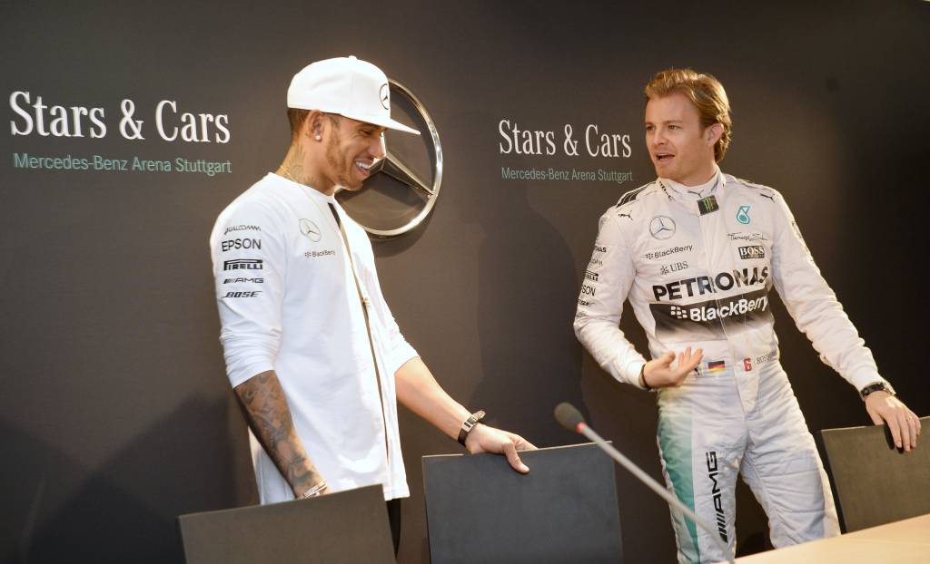 Desempenho de Hamilton e Rosberg levará Mercedes a gastar quase R$ 20 milhões por inscrição (foto: AFP)