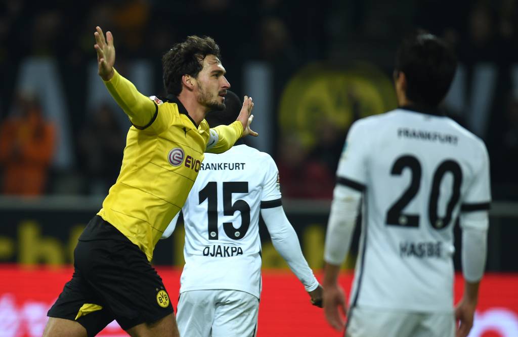 Hummels atacou de centroavante e marcou o terceiro gol do Borussia na goleada sobre o Frankfurt (foto: Patrik Stollarz/AFP)