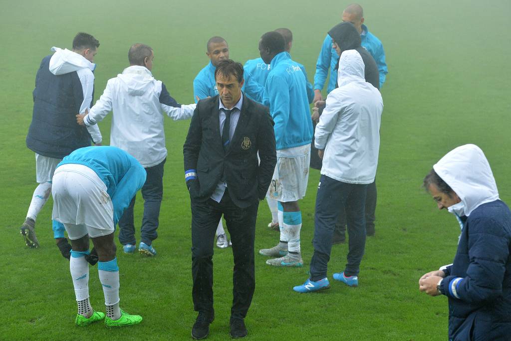 Chuva e neblina forte atrapalharam Porto e Nacional, que tiveram a partida adiada (foto: Rui Silva/AFP)