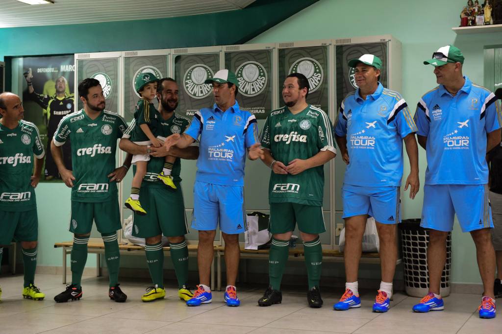 Edmundo com Evair e Marcos: Animal ficou emocionado ao retornar ao vestiário da Academia (Foto: Djalma Vassão/Gazeta Press)