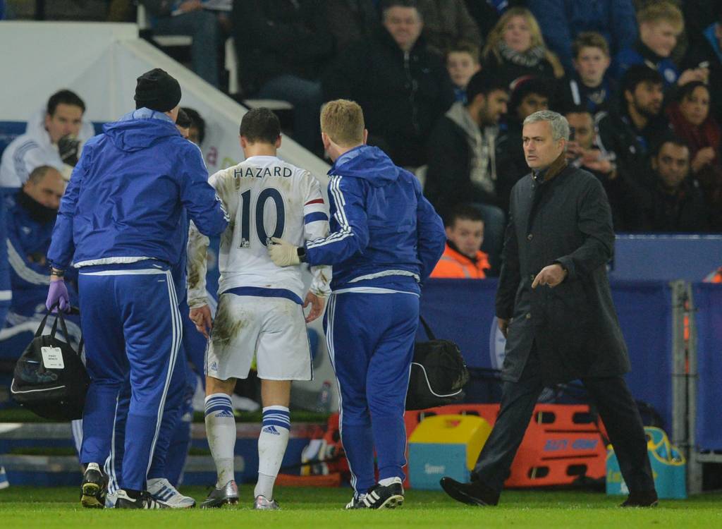 Além da derrota, Mourinho lamentou também lesão de Hazard, que precisou sair no 1º tempo (foto: Paul Ellis/AFP)