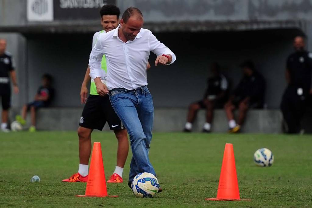 Após estagiar da diretoria do Peixe em 2015, Léo pretende estudar fora do país em 2016 (Foto: Ivan Storti)