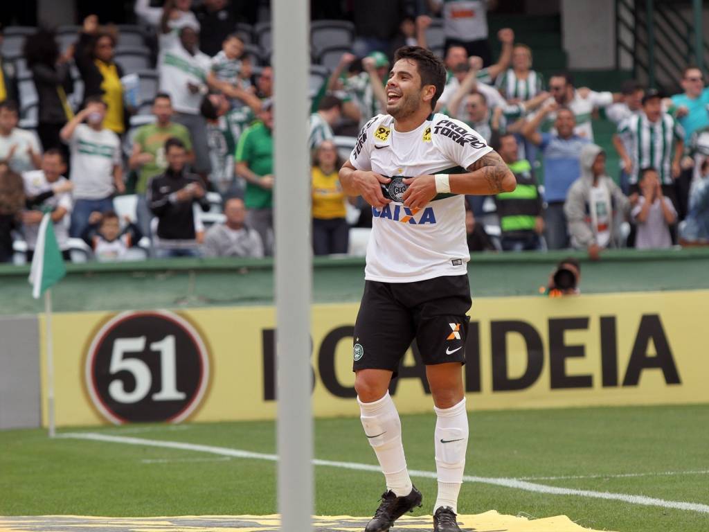 O atacante Henrique Almeida defendeu o Coritiba na última temporada (Foto: Dilvugação/Coritiba)