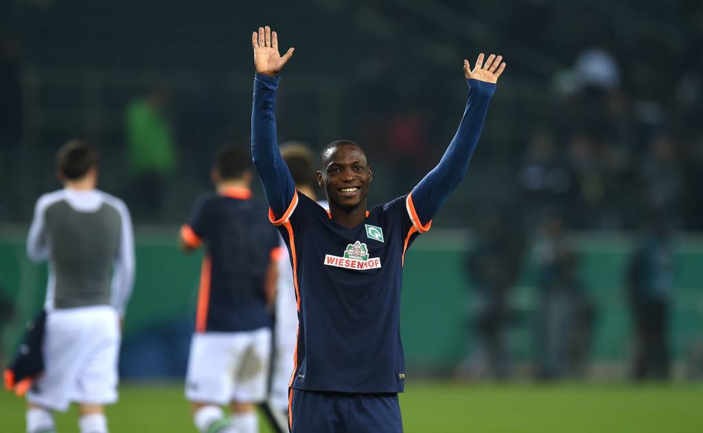O Werder Bremen sofreu, mas saiu com o triunfo diante do Borussia (foto: PATRIK STOLLARZ / AFP)