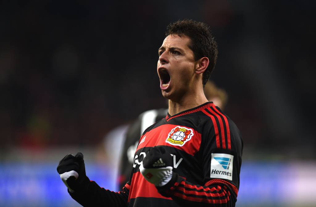 Agora em grande fase no Leverkusen, Chicharito também é titular de Osorio no México (foto: Patrik Stollarz/AFP)