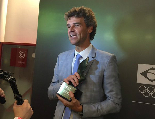 Guga foi homenageado com troféu Adhemar Ferreira da Silva (Foto: Reprodução/Twitter/Guga)