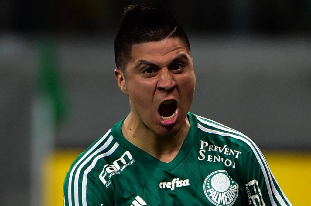 Ao bater pênalti, atacante só interrompe corrida para comemorar (Foto: Djalma Vassão/Gazeta Press)