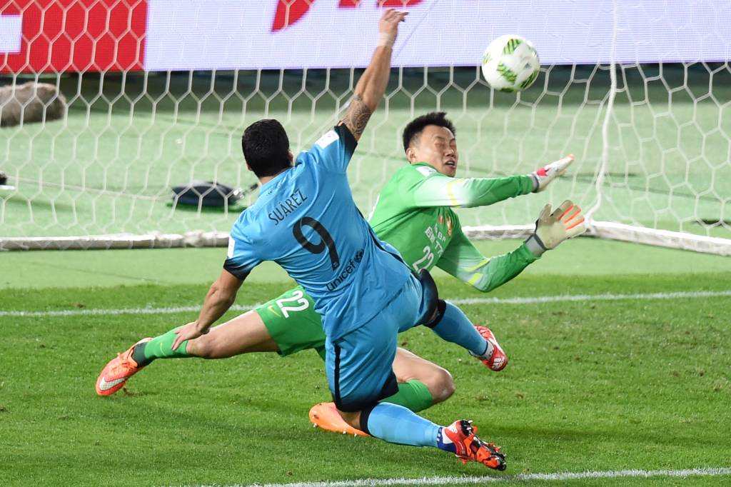 O segundo gol de Suárez foi o mais bonito, e teve origem em tabela com Iniesta (foto:  Toru Yamanaka/AFP)