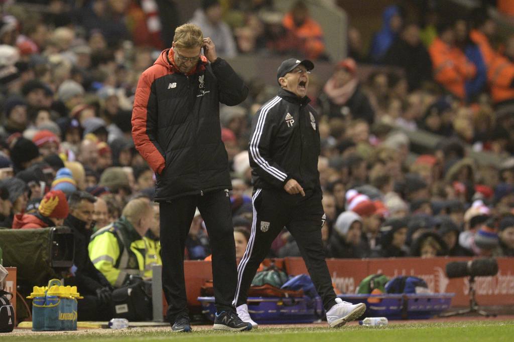 Jurgen Klopp se irritou, discutiu com o técnico Tony Pulis e não o cumprimentou após a partida (foto: Oli Scarff/AFP)
