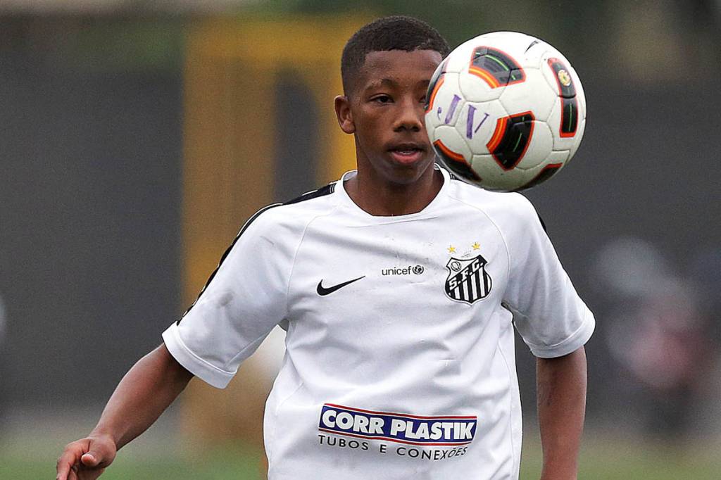 Aos 16 anos, Nicolas é atacante, joga pelas beiradas do campo e é conhecido por sua habilidade (Foto: Pedro Azevedo)