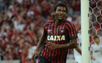 DOUGLAS COUTINHO - Gilvan Pinho Tavares, presidente do Cruzeiro, confirmou o acerto com o atacante para a próxima temporada  (foto: Marco Oliveira/CAP)