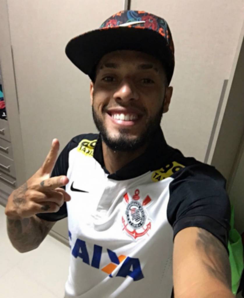 Paulinho polemizou ao aparecer em foto com a camisa alvinegra (foto: reprodução)
