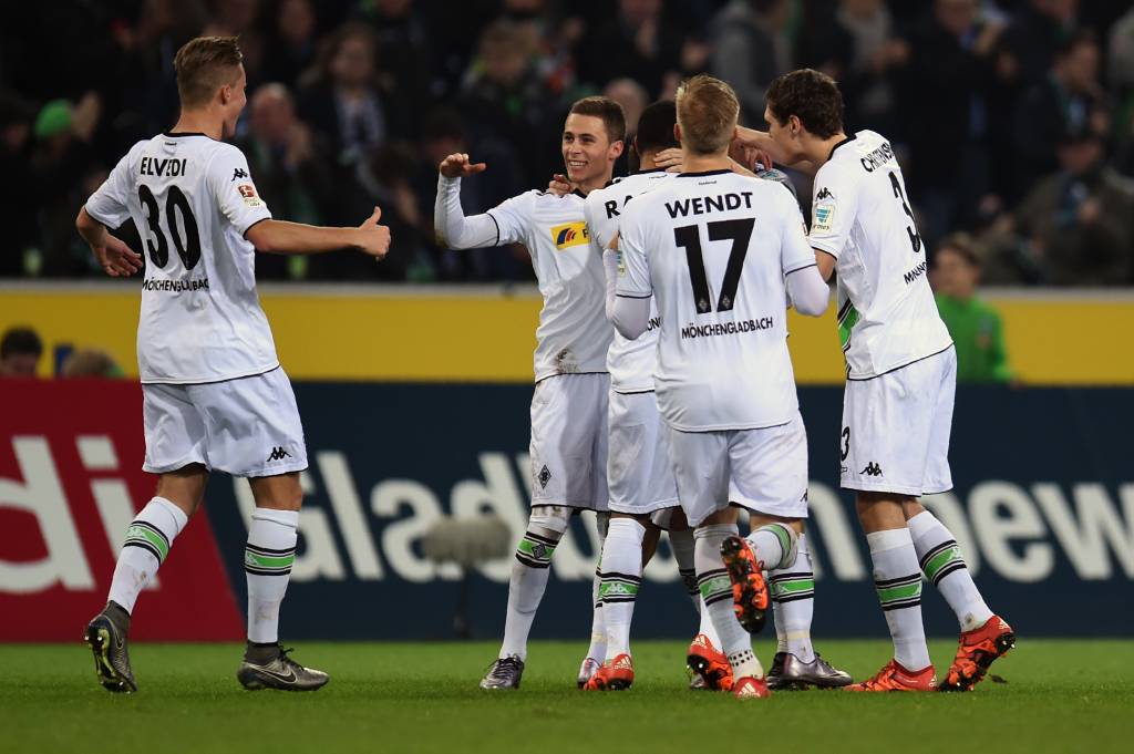 Jogadores do Gladbach comemoram a vitória suada sobre o Damstadt, neste domingo (Foto: PATRIK STOLLARZ/AFP)