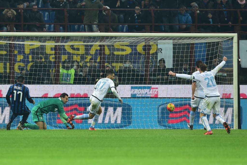 Candreva aproveita pênalti cometido por Felipe Melo para dar a vitória à Lazio (Foto: Giuseppe Cacace/AFP)