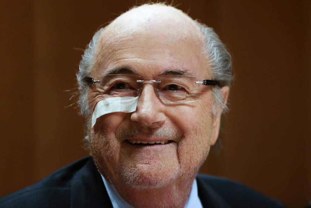 Blatter alegou inocência em coletiva realizada na manhã desta segunda, após o anúncio de sua suspensão (Foto: Michele Limina/AFP)