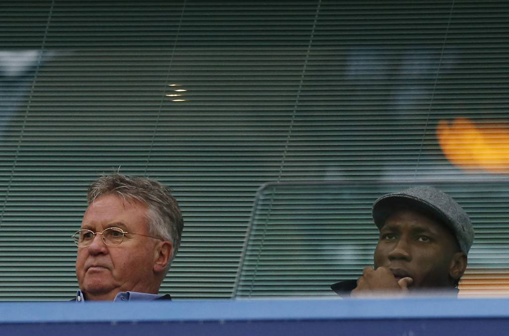 Guus Hiddink e Didier Drogba assistiram juntos a vitória do Chelsea sobre o Sunderland (Foto:Ian Kington/AFP) 