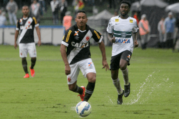 Jorge Henrique foi apenas advertido após jogar água em gandula (Foto:Paulo Fernandes/Vasco)