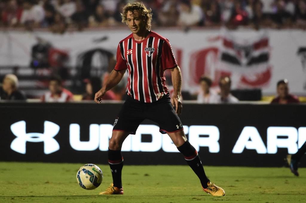 Diego Lugano foi muito festejado pela torcida são-paulina no jogo de despedida de Ceni (Foto: Djalma Vassão/Gazeta Press)