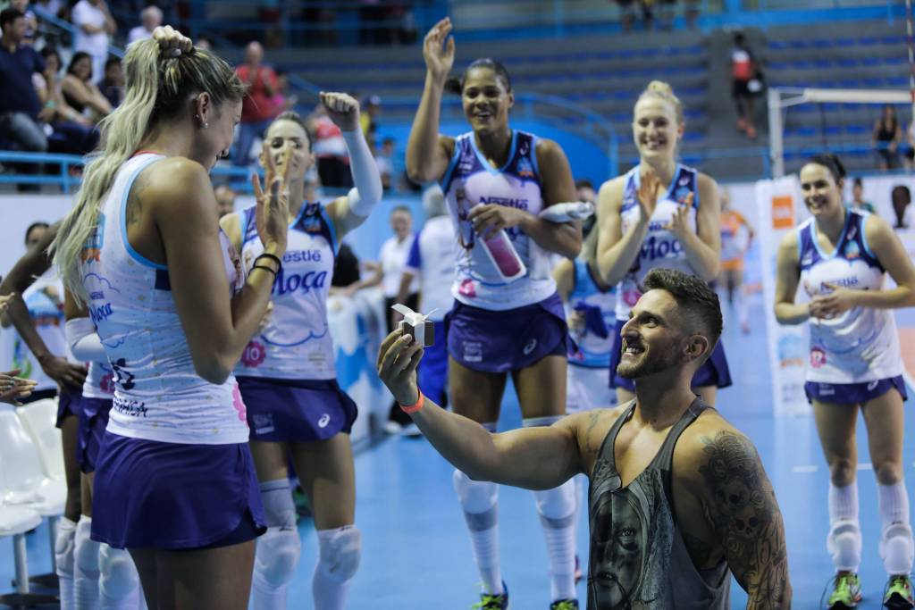 O jornalista Guilherme Pallesi pediu Thaísa em casamento ainda em quadra (foto: João Neto/Fotojump)