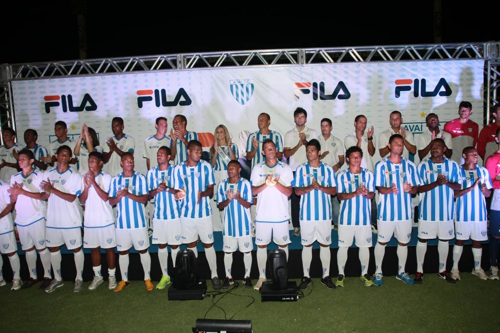 Os primeiros uniformes do Avaí fornecidos pela FILA foram apresentados no final de janeiro de 2014 (Foto: Manoel Bento/Avaí FC)