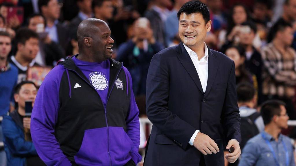 Dois dos maiores pivôs da NBA, Shaq e Yao Ming foram indicados ao Hall da Fama (foto: AFP)